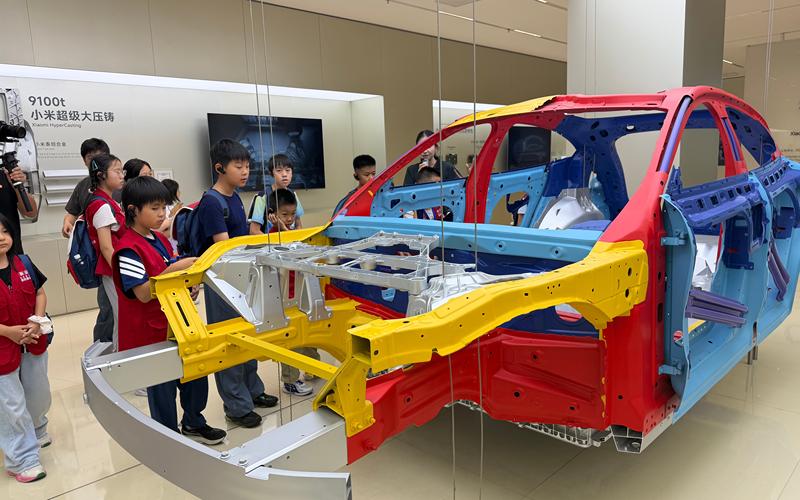 新京报小记者参观小米汽车工厂的展馆。 新京报记者刘洋 摄