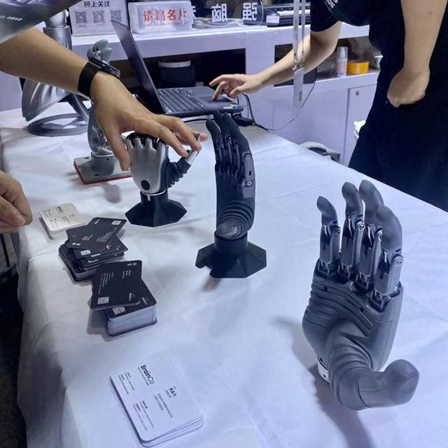 强脑科技展示多款灵巧手产品 图片来源：财联社记者/摄