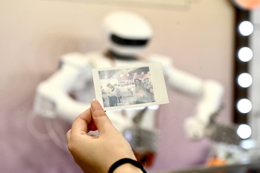 2026年7月17日，上海世博展览馆，一位女士展示机器人给她拍的照片。澎湃新闻记者 吴栋 图