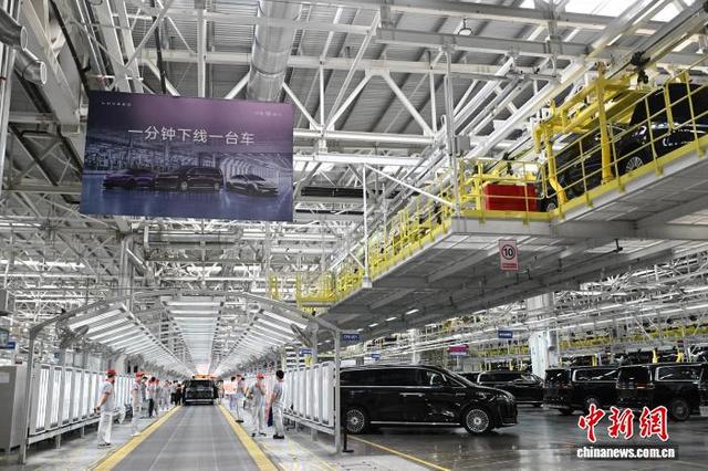 图为工人正在总装车间工作。中新社记者 韩苏原 摄